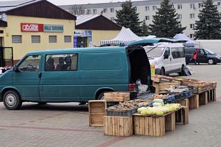 Pustki na targowisku w Nowej Dębie