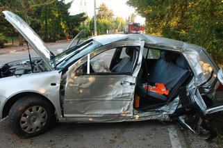 Potężny wypadek w miejscowości Komarówka Podlaska. Golf roztrzaskany na drzewie