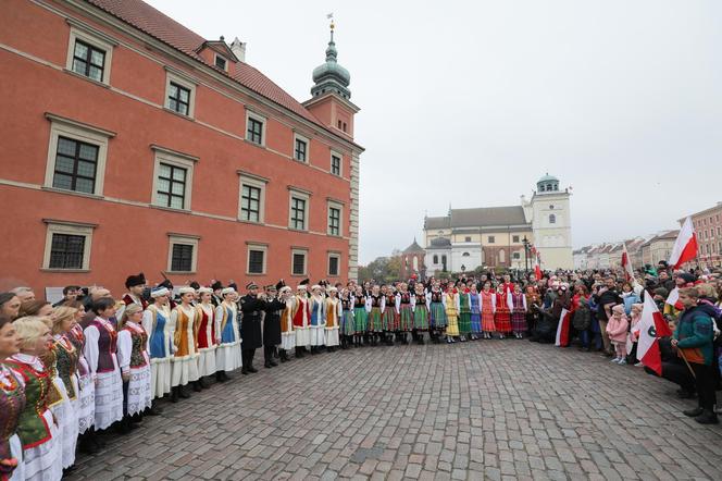 Wspólne śpiewanie hymnu w Warszawie