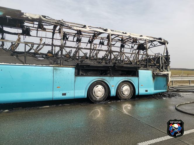 Na A2 na wysokości Gręzowa zapalił się autobus turystyczny