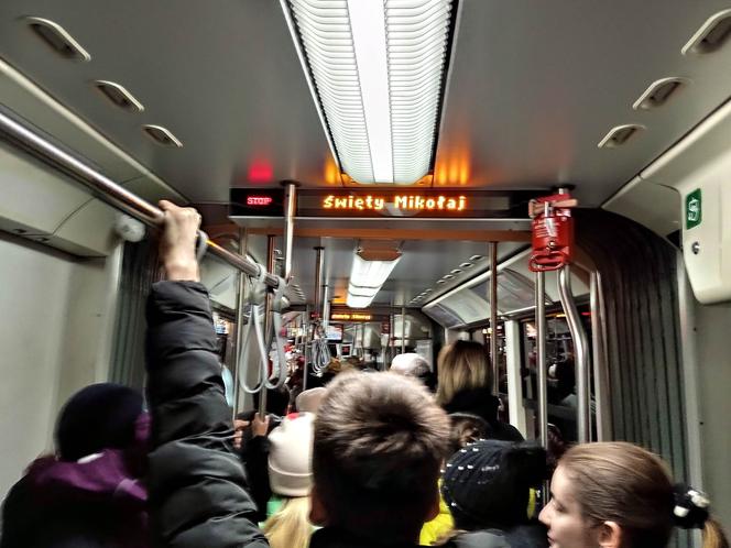 Świąteczny tramwaj wyjechał na krakowskie tory, a w nim Święty Mikołaj!
