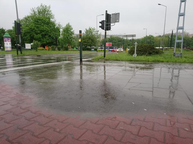 Kraków całkowicie sparaliżowany przez ulewy 23.05.2019: zalane drogi, brak prądu, nie kursują tramwaje