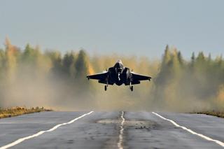 Norewski F-35A ląduje na drodze 
