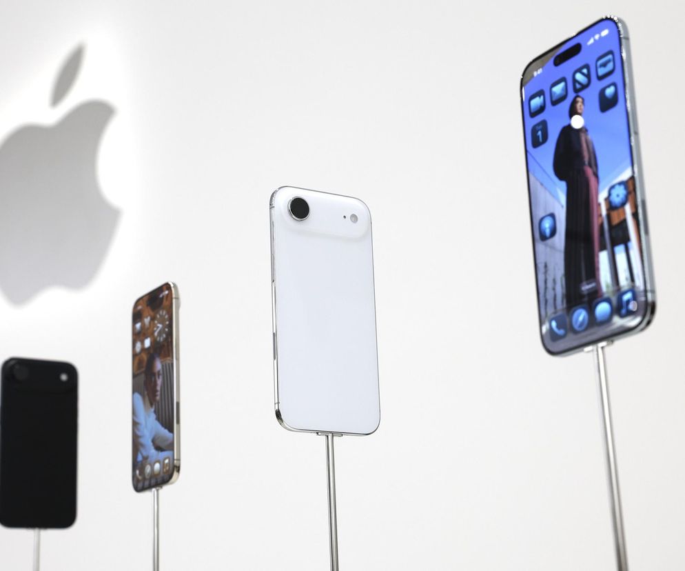 Na jasnym tle ekspozycji Apple, obok podświetlonego logo marki, widoczne są cztery modele smartfonów iPhone, prezentujące różnorodne wzornictwo i rozmiary ekranów. Nowe produkty firmy Apple i ich specyfikacje możesz znaleźć na portalu Super Biznes.