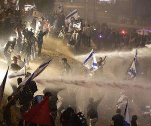 Izrael płonie! Starcia pod domem premiera Netanjahu, armatki wodne w akcji