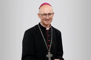 Oszuści podszywają się pod Arcybiskupa Galbasa! Archidiecezja Warszawska alarmuje