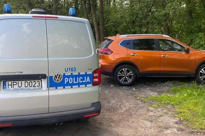Poznań: Auto z włączonym silnikiem stało na skraju lasu. Zaskakująca prawda