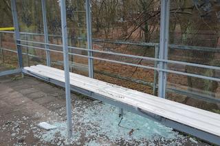 Zniszczona wiata na osiedlu Arkońskie-Niemierzyn w Szczecinie