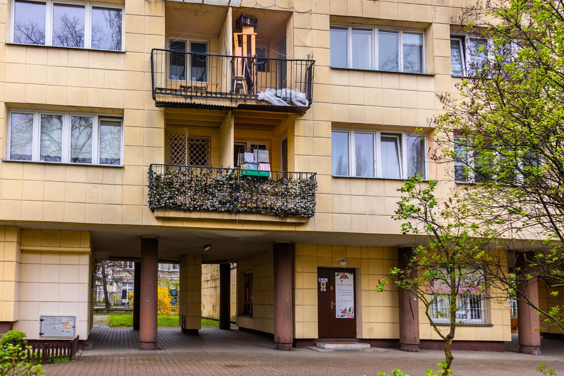 Osiedle WSM Koło II w Warszawie - zdjęcia. Pablo Picasso na ścianie i klatki schodowe typu ser