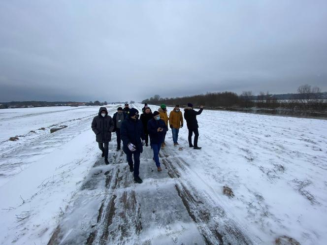 Płock. Alarm przeciwpowodziowy na Wiśle. "Żonę i syna wywoziłem łódką" [ZDJĘCIA]