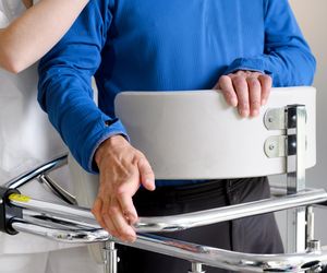 Atakuje nawet 30-latków, a rokowania są fatalne. 5 wczesnych objawów neurologicznego koszmaru