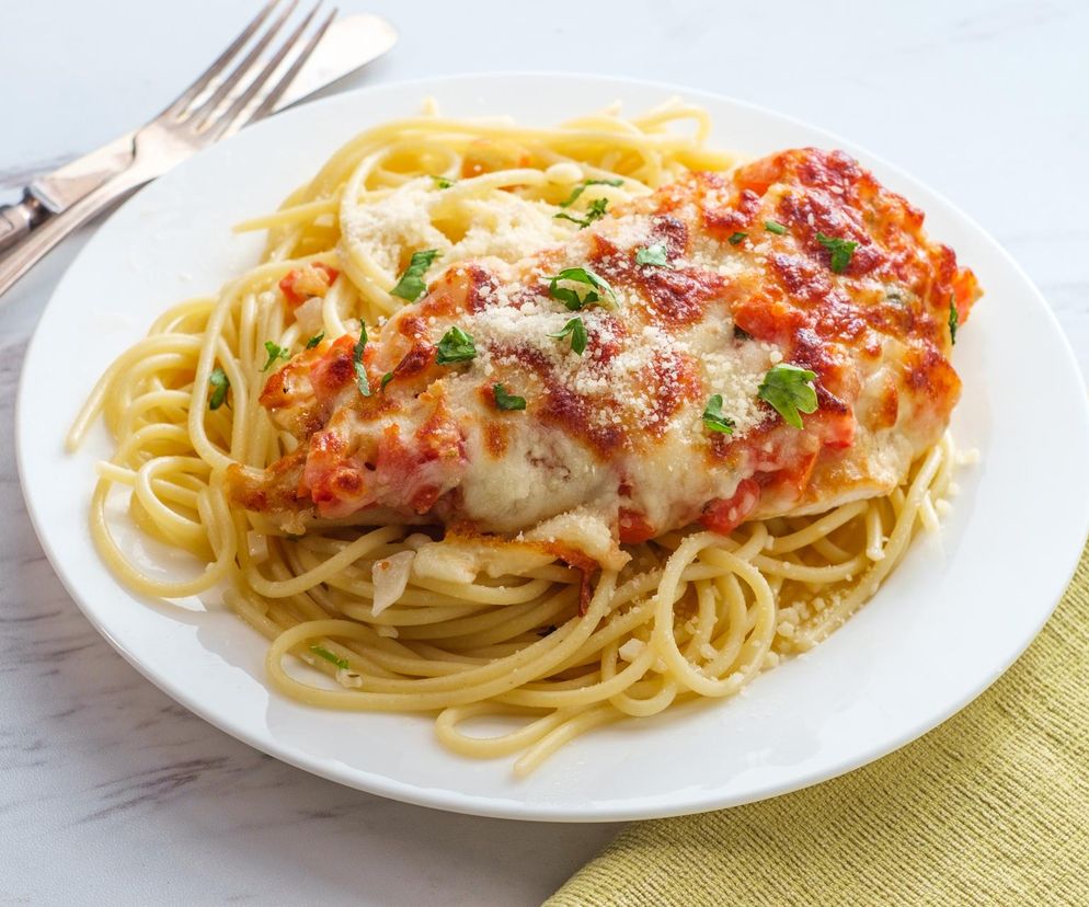 Chrupiący kurczak do pary z aromatycznym makaronem. To danie dla całej rodziny