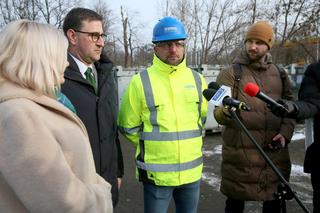 Wywożą śmieci z Targówka. 360 ton odpadów zalegało na działce przy ul. Odrowąża
