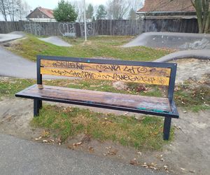 Wandale zniszczyli sprayami m.in. ławeczki i tablice przy pumptracku