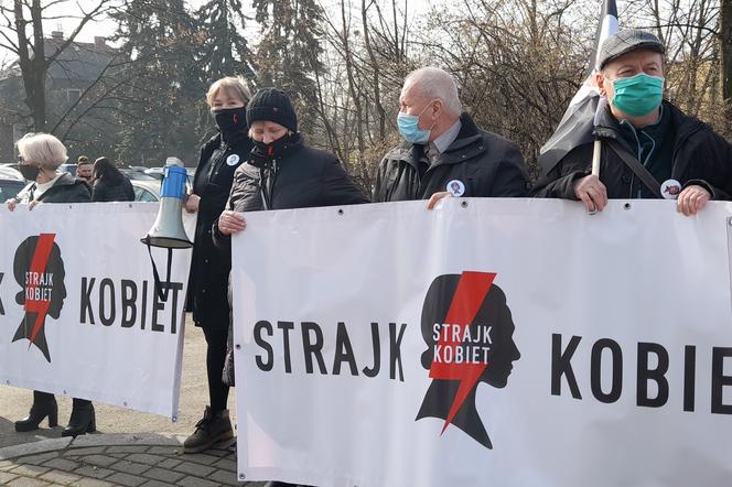 Strajk Kobiet. Protest przed komendą policji w Jaworznie