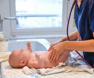 Maleńki Staś samotnie czeka w szpitalu na rodzinę