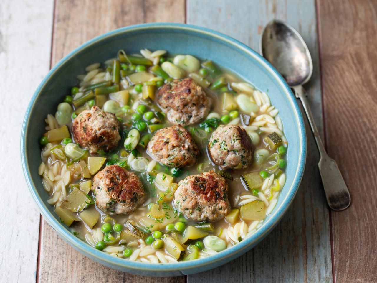 Zielone minestrone z orzo i pulpetami - jednogarnkowa wyżerka  za grosze