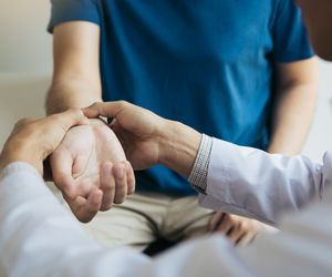 Zespół cieśni nadgarstka: objawy, leczenie i rehabilitacja