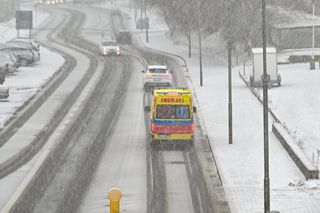 Zerwane linie energetyczne, wypadki na drogach. Atak zimy dał się we znaki