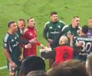 Piłkarze Legii starli się z kibicami po porażce z Cracovią. Jest wideo! 
