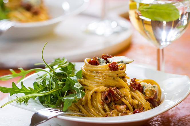 Spaghetti z suszonymi pomidorami, gorgonzolą i rukolą