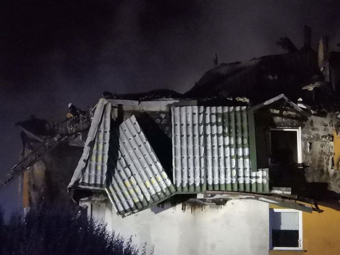 Pożar w Ząbkach. Strażacy przeszukują pogorzelisko