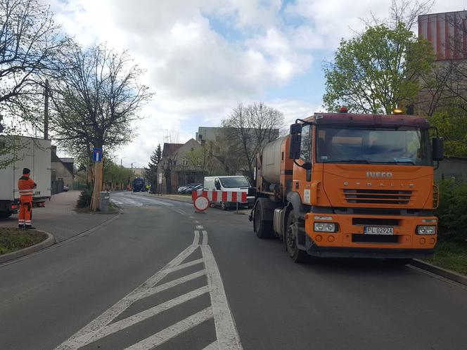 Kończy się przebudowa odcinka Dożynkowej w Lesznie. Drogowcy wylewają dziś asfalt na jezdni 