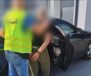 Ruszył z szablą na policjantów! Miał też granaty