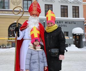 Orszak Świętego Mikołaja 2023 przeszedł przez Lublin. Było śnieżnie i radośnie! 