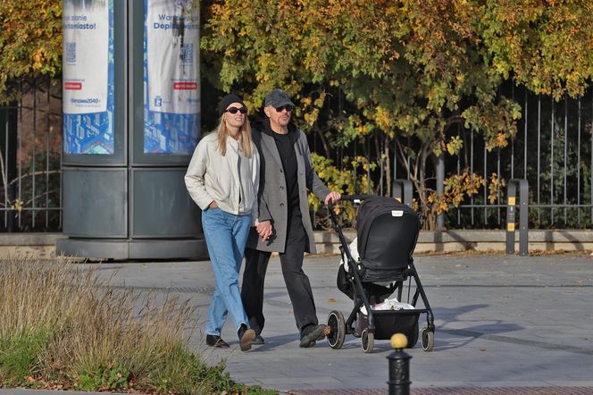 Krzysztof Ibisz z rodziną na spacerze