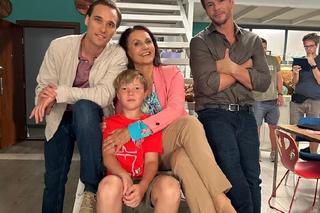 M jak miłość na planie odc. 1829. Olek (Maurycy Popiel), Aleksandra (Małgorzata Pieczyńska), Szymek (Staś Szczypiński), Marcin (Mikołaj Roznerski)