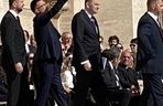 Podczas pogrzebu papieża Franciszka Marszałek Sejmu Szymon Hołownia robi sobie selfie 