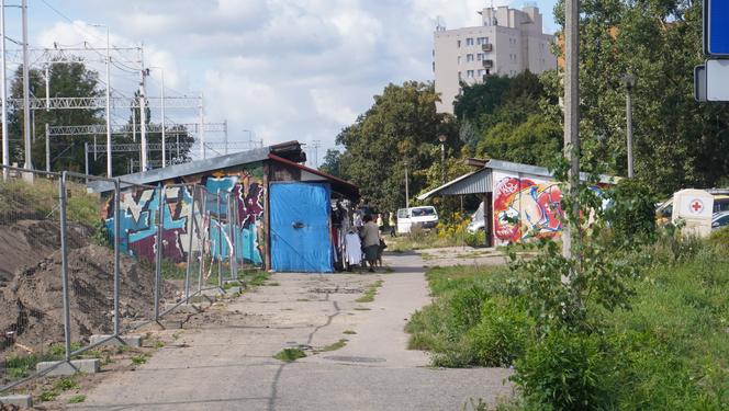 Zdemolowane rudery niemal w centrum Olsztyna. „Smród bywa podobno nie do zniesienia” [ZDJĘCIA]