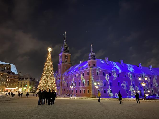 Warszawska iluminacja w śnieżny wieczór