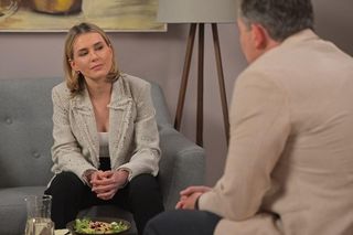 Pierwsza miłość: Wenerski rozwija znajomość z Elizą, matką Angeliki. Ich spotkanie przerywa mąż Elizy...