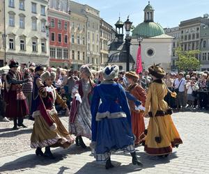 Polonez wiosenny na Rynku Głównym w Krakowie