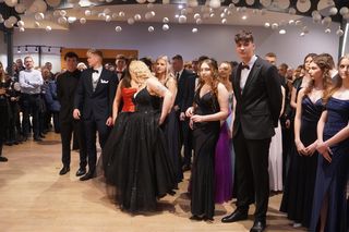 Studniówka III Liceum Ogólnokształcącego w Olsztynie. Zobacz, jak maturzyści zatańczyli poloneza