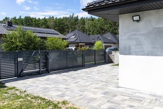 Chcesz postawić ogrodzenie na granicy działki? Co mówi prawo i czego unikać, by nie wpaść w konflikt z sąsiadem