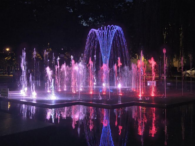 Muzyka, światło i woda w sercu Bydgoszczy. Ta fontanna naprawdę gra!