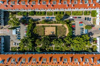 Osiedle Wyspiańskiego w Warszawie - zdjęcia. Z góry wygląda jak wielki wykrzyknik