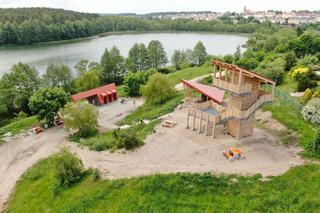 Ogromny pomost i piaszczysta plaża. To miejsce na Mazurach przyciąga tłumy turystów. Zobacz zdjęcia