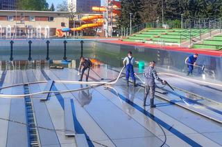 Czyszczą baseny miejskie i naprawiają pomost na Żwirowni. Trwają przygotowania do sezonu 2023 