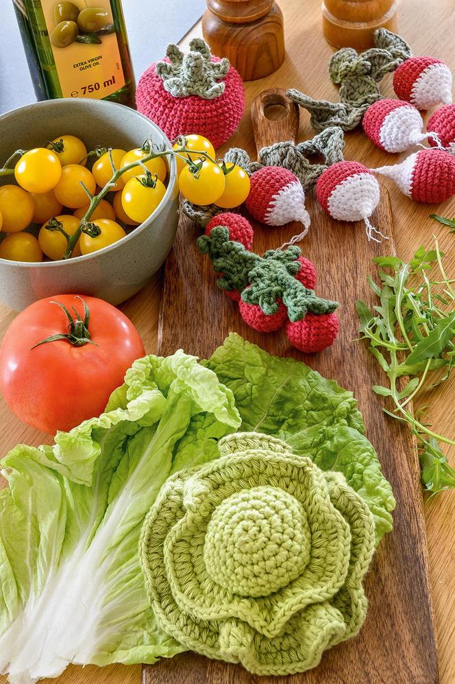 Owoce, warzywa, gotowe dania zrobione na szydelku