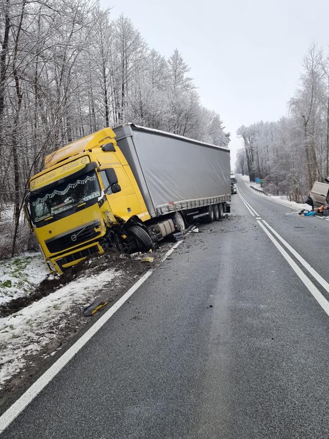 Kierowca ranny po zderzeniu osobówki z ciężarówką pod Tarnowem. DK 73 jest zablokowana