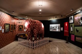 Banksy w Warszawie. Gdzie i kiedy będzie można obejrzeć prace najbardziej tajemniczego artysty? 