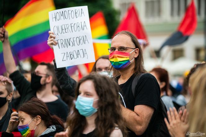 Demonstracja LGBT i narodowców na krakowskim Rynku