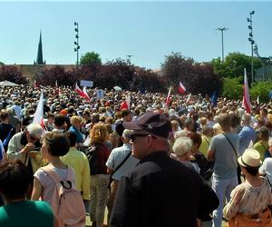 Manifestacja 4 czerwca na placu Solidarności w Szczecinie