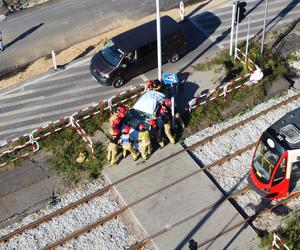 Kolizja na skrzyżowaniu w Będzinie. Kierująca fiatem utkwiła na torowisku 