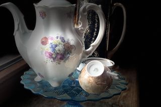 Zakłady Porcelany Stołowej Karolina idą na części. Dosłownie. Nikt nie chce kupić fabryki, syndyk wyprzeda ją w kawałkach