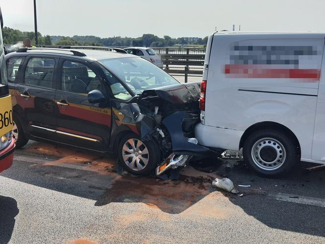 Karambol na Moście Łazienkowskim! Dwie osoby trafiły do szpitala, gigantyczny korek do centrum